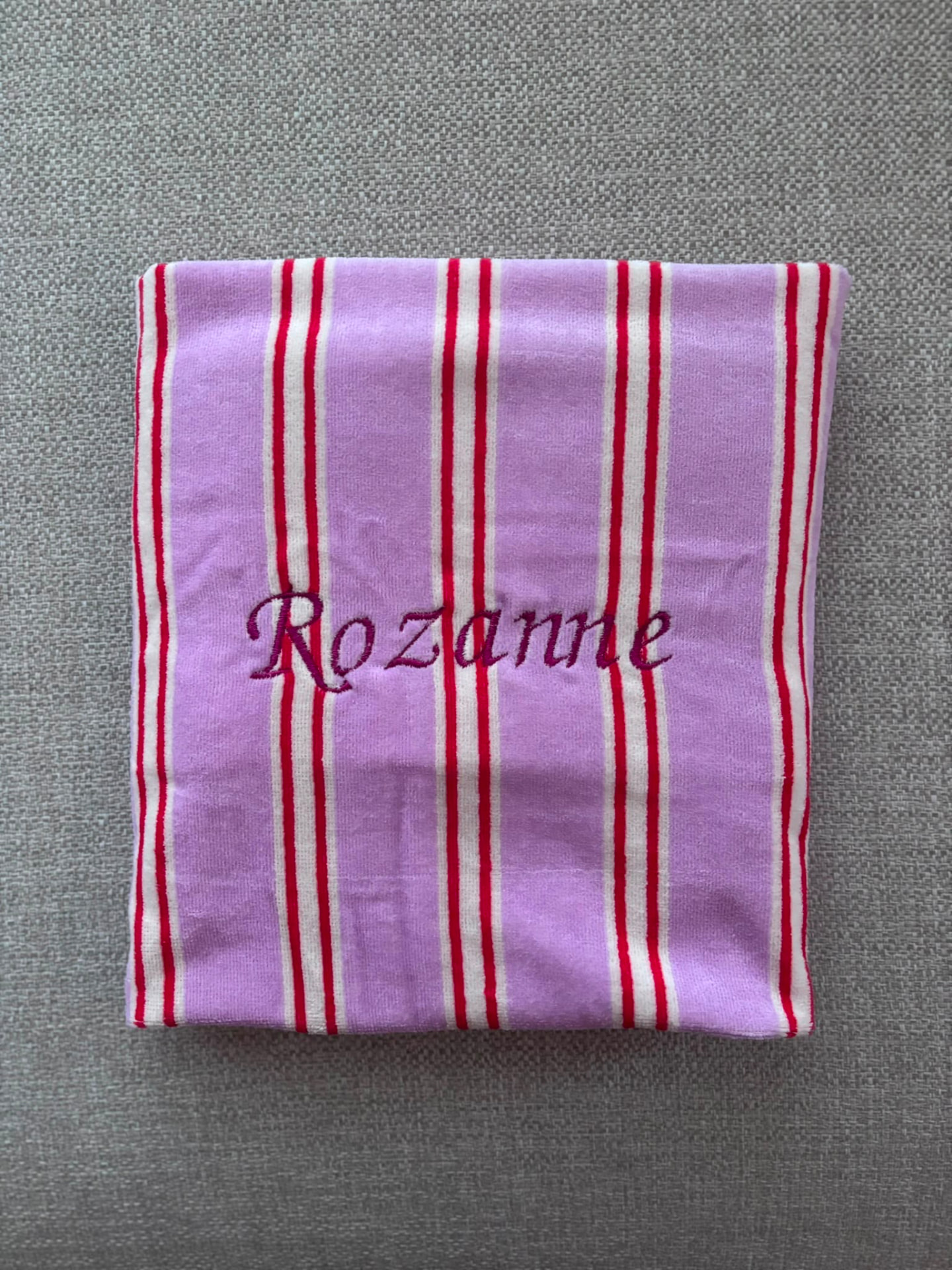 Roze gestreepte handdoek met de naam Rozanne geborduurd